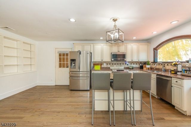 5 Bear Pond Trl, Hopatcong Boro, NJ 07821