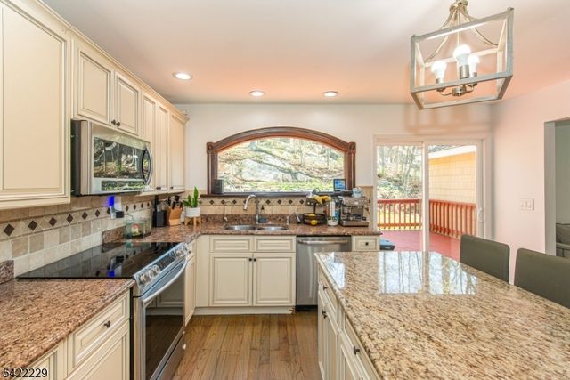 5 Bear Pond Trl, Hopatcong Boro, NJ 07821