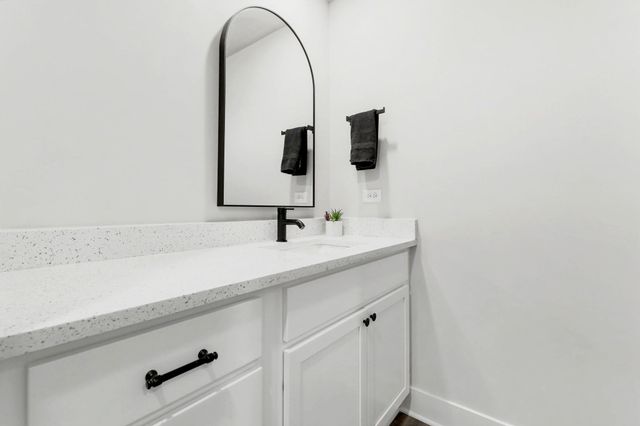 142 E Poplar Cir, Goddard, KS 67052