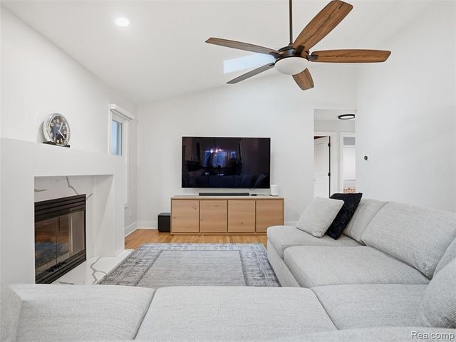 10754 Oxbow Lakeshore Drive, White Lake, MI 48386