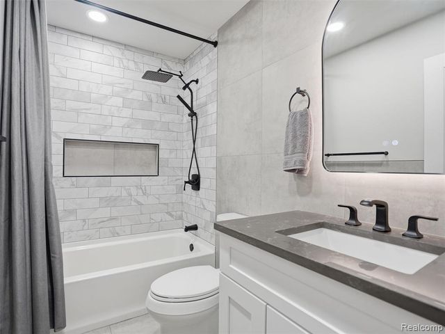 10754 Oxbow Lakeshore Drive, White Lake, MI 48386