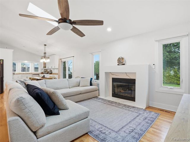 10754 Oxbow Lakeshore Drive, White Lake, MI 48386