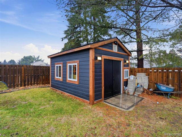 10754 Oxbow Lakeshore Drive, White Lake, MI 48386