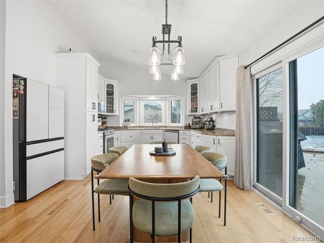 10754 Oxbow Lakeshore Drive, White Lake, MI 48386