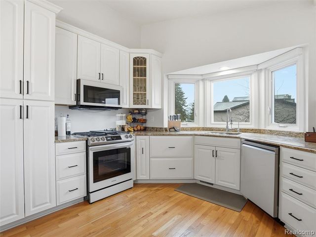 10754 Oxbow Lakeshore Drive, White Lake, MI 48386