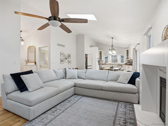 10754 Oxbow Lakeshore Drive, White Lake, MI 48386