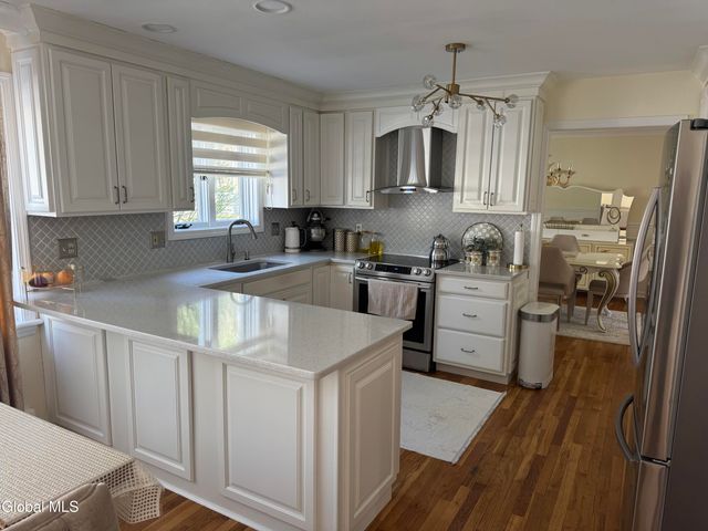 20 Queens Lane, Queensbury, NY 12804