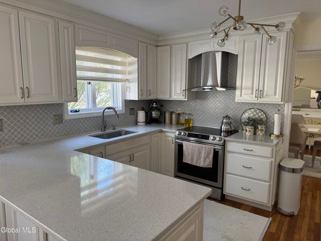 20 Queens Lane, Queensbury, NY 12804