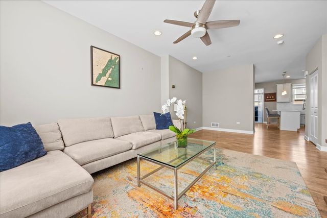 1941 Kingsley Circle, Northbrook, IL 60062