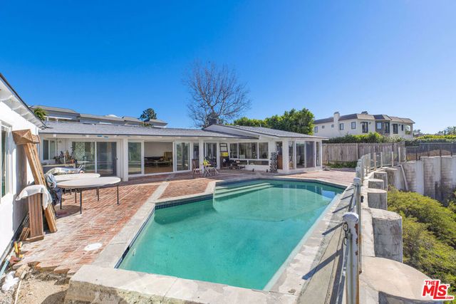 2073 Stradella Road, Los Angeles, CA 90077