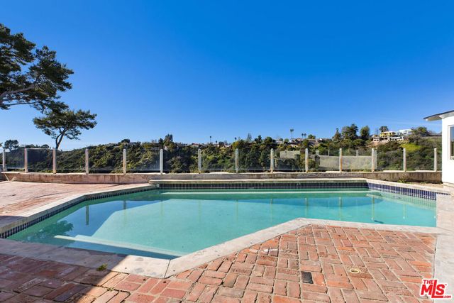 2073 Stradella Road, Los Angeles, CA 90077