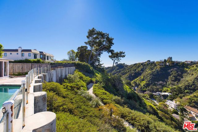 2073 Stradella Road, Los Angeles, CA 90077