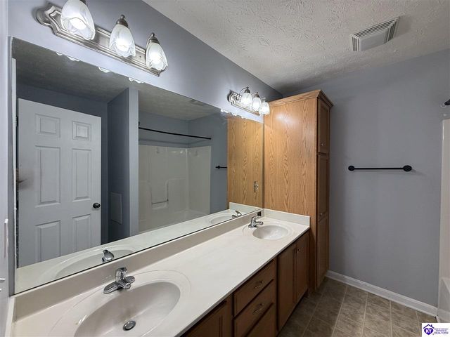157 Twin Lakes Drive, Vine Grove, KY 40175