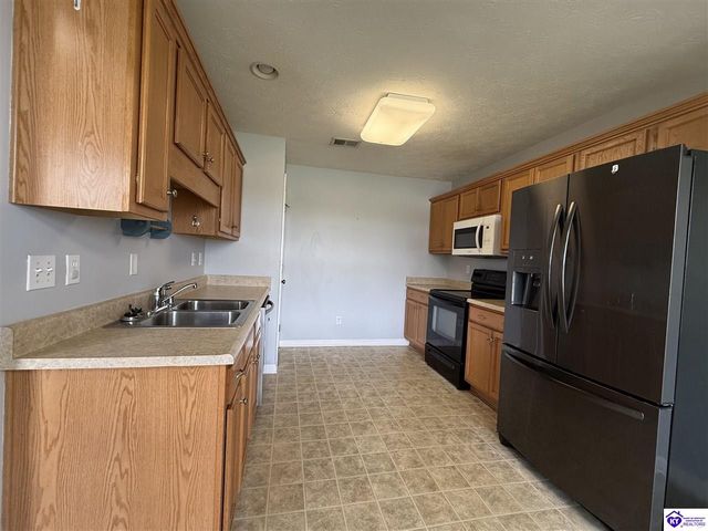 157 Twin Lakes Drive, Vine Grove, KY 40175