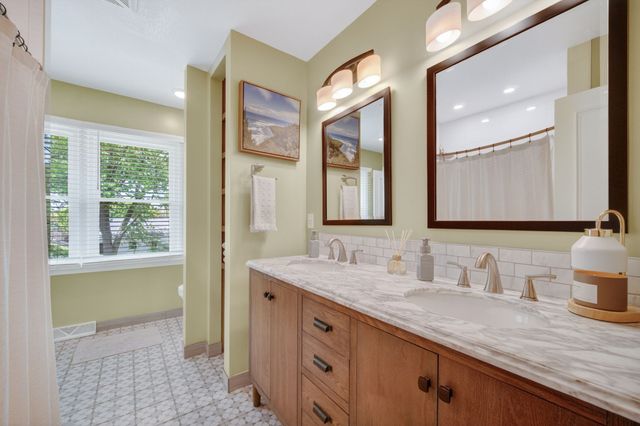 324 58th Place, Des Moines, IA 50312