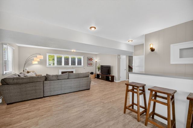 324 58th Place, Des Moines, IA 50312