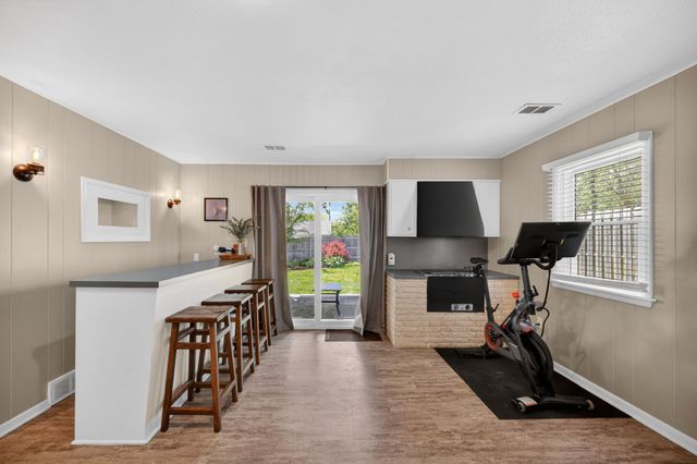 324 58th Place, Des Moines, IA 50312