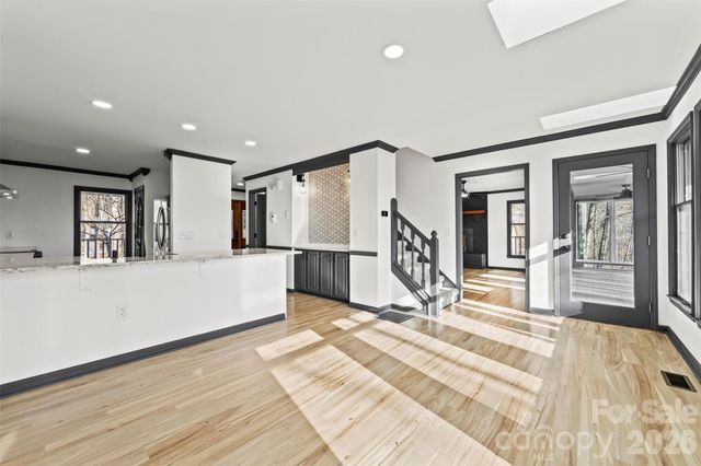 8 Indian Ridge Road, Asheville, NC 28803