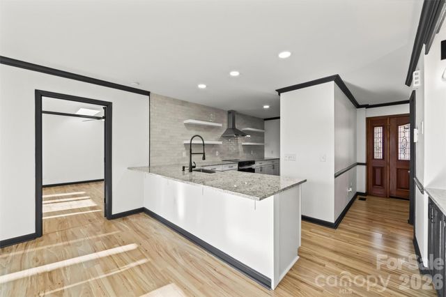 8 Indian Ridge Road, Asheville, NC 28803