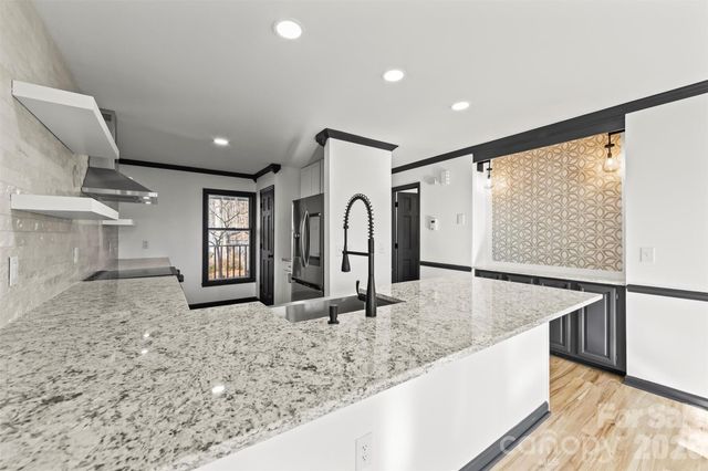 8 Indian Ridge Road, Asheville, NC 28803