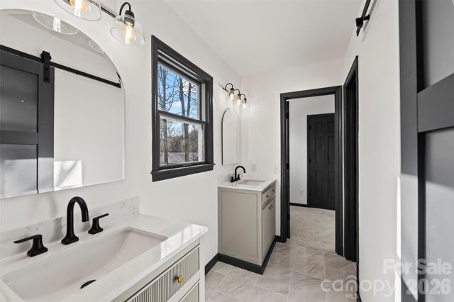 8 Indian Ridge Road, Asheville, NC 28803