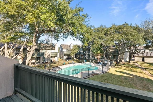 302 Saint Andrews St J-101, Rockport, TX 78382