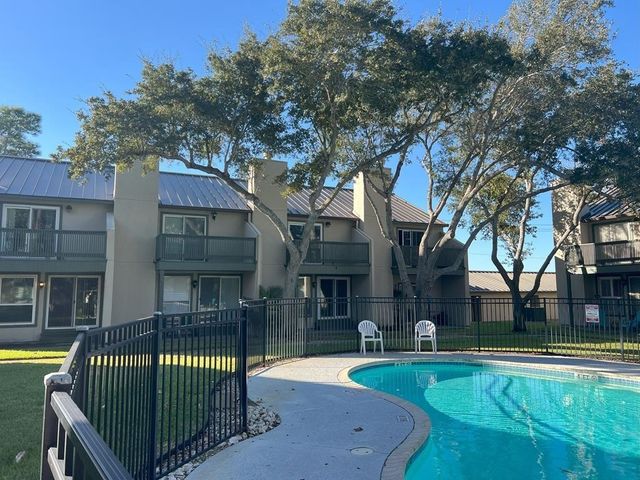 302 Saint Andrews St J-101, Rockport, TX 78382