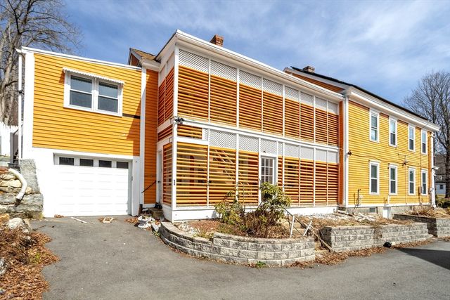 90 Mechanic St, Fitchburg, MA 01420