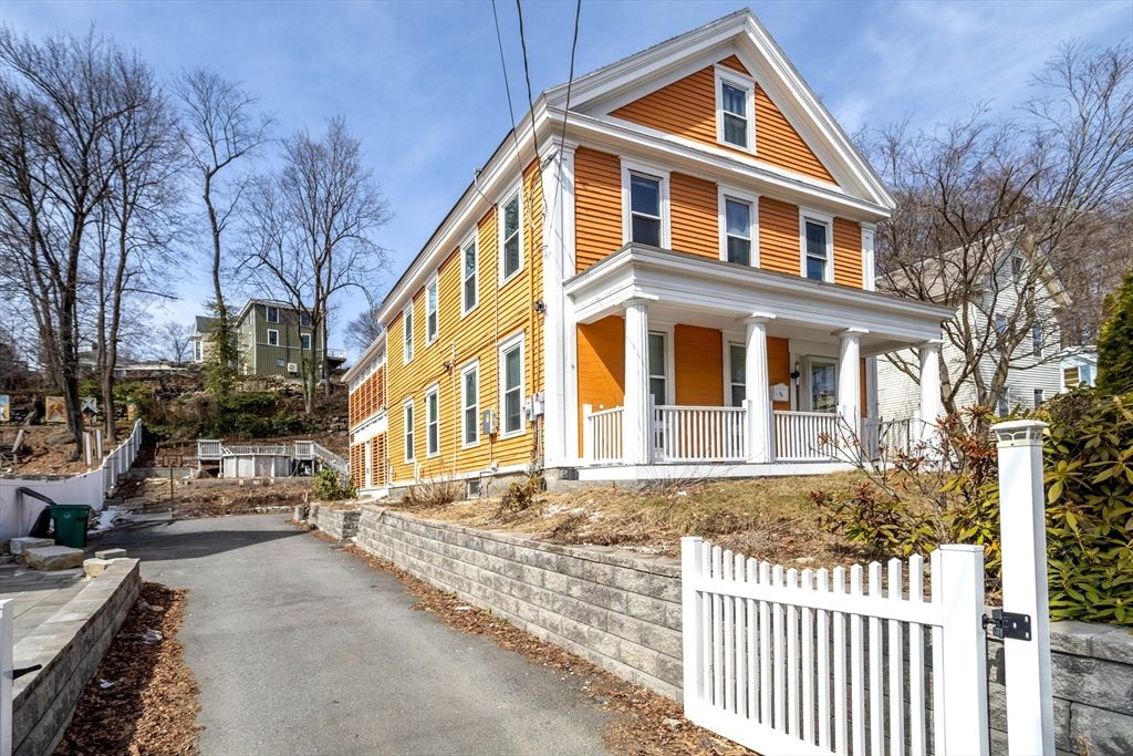 90 Mechanic St, Fitchburg, MA 01420