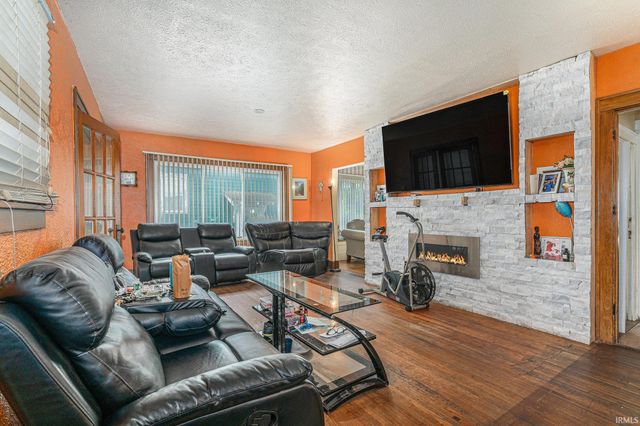 2009 Roys Avenue, Elkhart, IN 46516