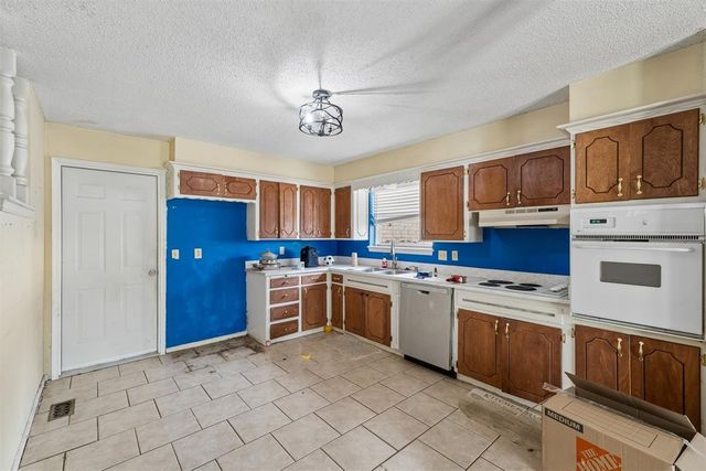 207 Del Mar Drive, Yukon, OK 73099