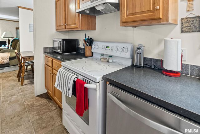 1111 S JEFFERSON Street, Salem, IL 62881