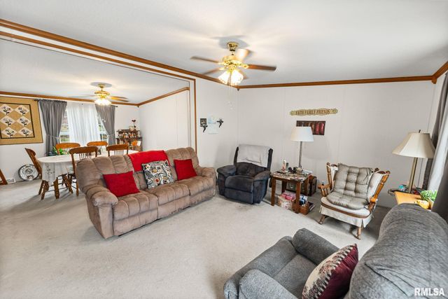 1111 S JEFFERSON Street, Salem, IL 62881