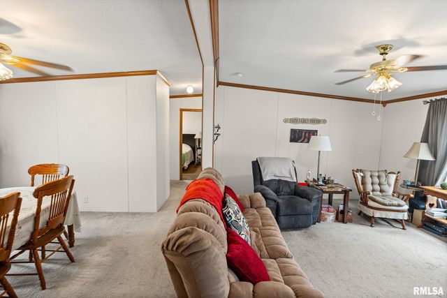 1111 S JEFFERSON Street, Salem, IL 62881