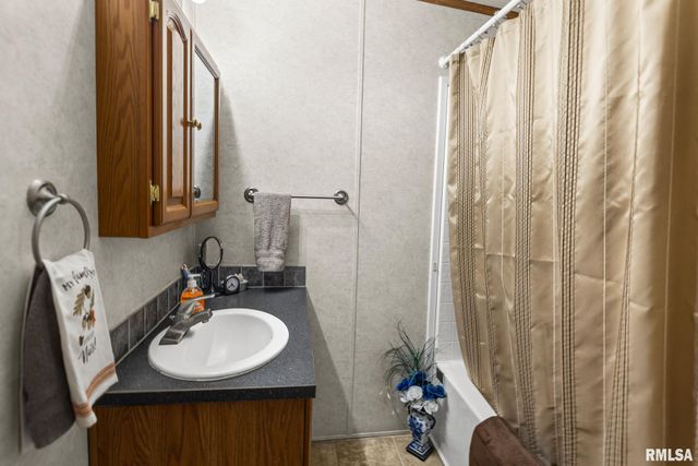 1111 S JEFFERSON Street, Salem, IL 62881