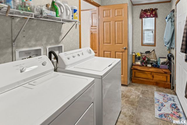 1111 S JEFFERSON Street, Salem, IL 62881