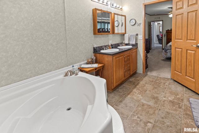 1111 S JEFFERSON Street, Salem, IL 62881