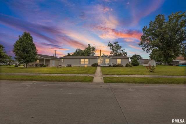 1111 S JEFFERSON Street, Salem, IL 62881