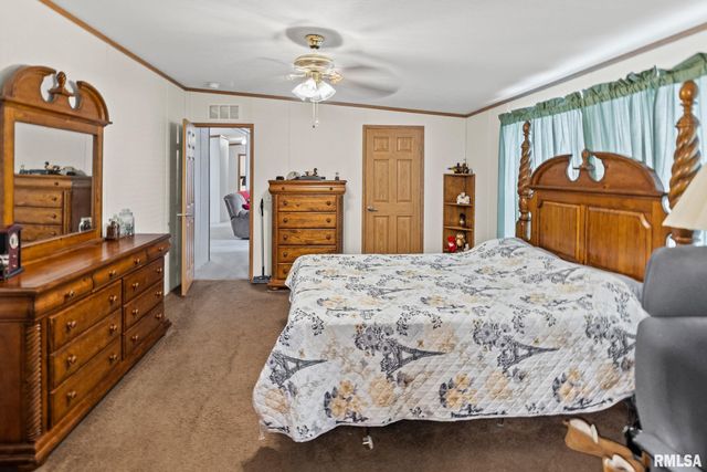 1111 S JEFFERSON Street, Salem, IL 62881