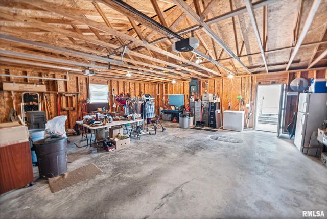 1111 S JEFFERSON Street, Salem, IL 62881