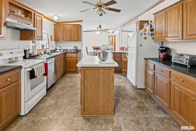 1111 S JEFFERSON Street, Salem, IL 62881