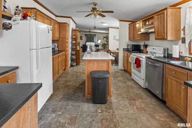 1111 S JEFFERSON Street, Salem, IL 62881