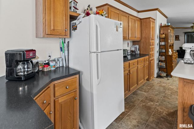 1111 S JEFFERSON Street, Salem, IL 62881