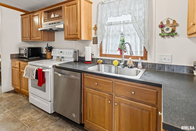 1111 S JEFFERSON Street, Salem, IL 62881