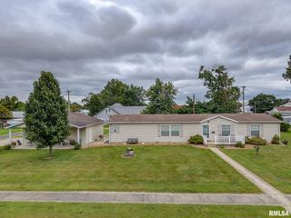 1111 S JEFFERSON Street, Salem, IL 62881