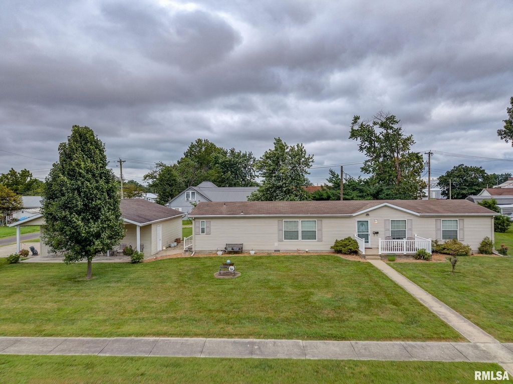 1111 S JEFFERSON Street, Salem, IL 62881