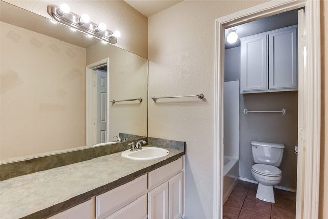 2545 E Renfro Street, Burleson, TX 76028