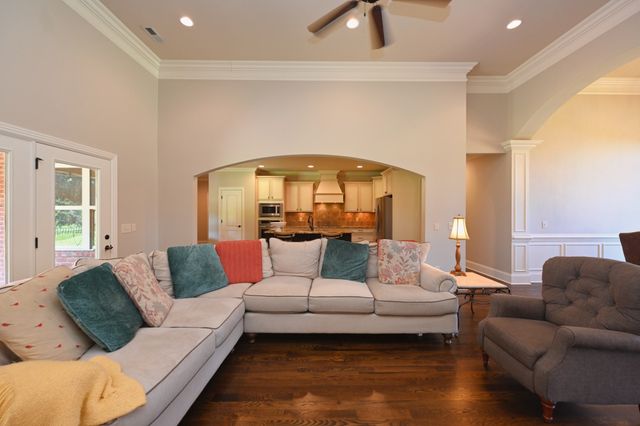 825 Piccadilly Dr, Nolensville, TN 37135