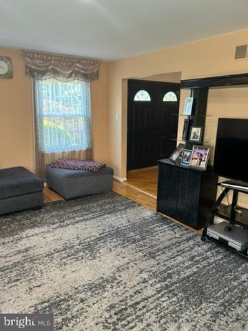 2067 E WELLINGTON RD, Newtown, PA 18940