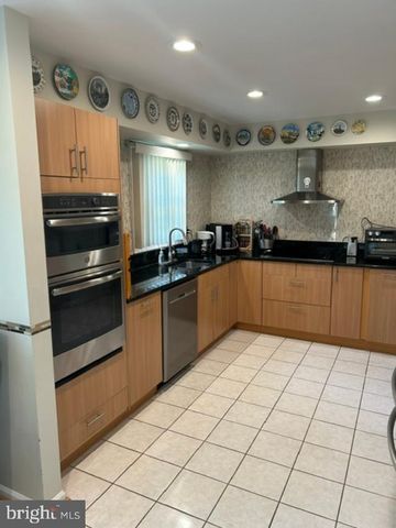 2067 E WELLINGTON RD, Newtown, PA 18940
